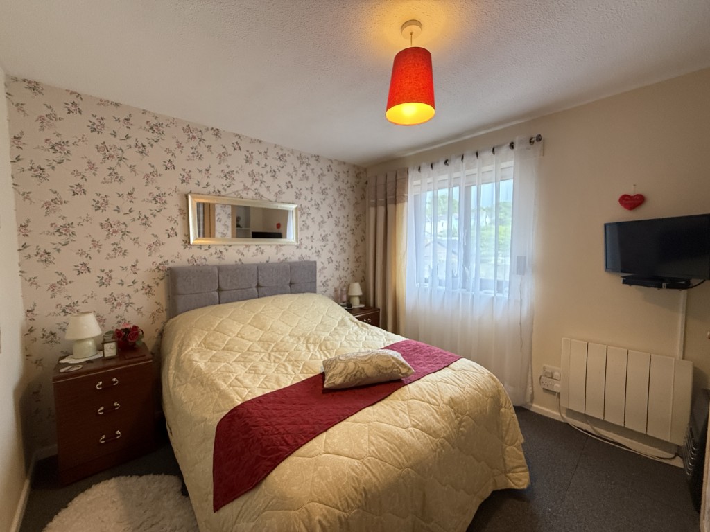 Lot: 55 - MODERN PURPOSE-BUILT FLAT WITH PARKING - The Bedroom